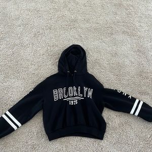 Black sports style crop top hoodie “Brooklyn 1975”